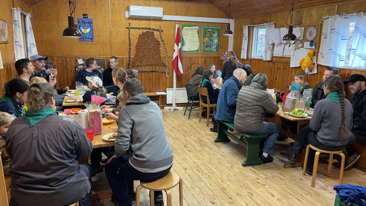 Familierne spiser frokost