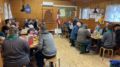 Familierne spiser frokost